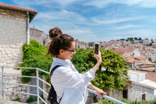 Giovane bella donna sullo sfondo di una piccola città croata — Foto Stock