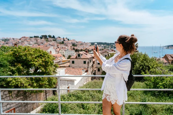 Giovane bella donna sullo sfondo di una piccola città croata — Foto Stock