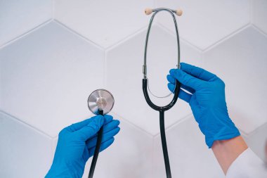 Doktor bir phonendoscope holding beyaz bir elbise içinde