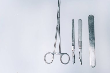 Boğaz, iki neşter ve hafif bir arka plan üzerinde kelepçe için kürek kemiği