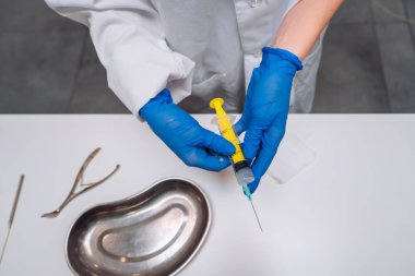 Lastik eldiven elinde bir tek kullanımlık tıbbi şırınga uyuşturucu ile tutun