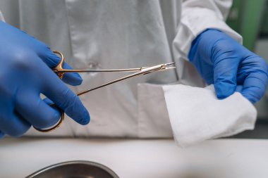 Lastik eldiven Bayan elinde bir klip ve gazlı bez tutun