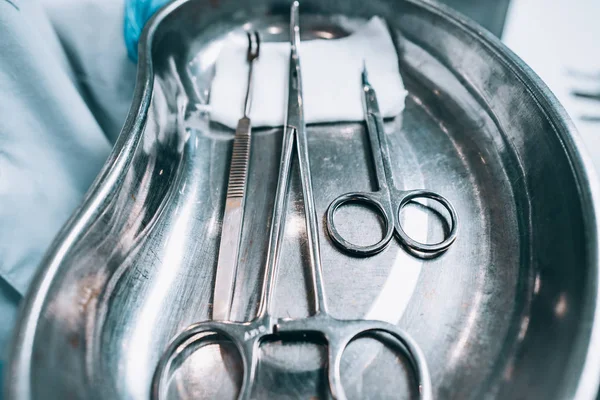Flera kirurgiska instrument ligga på en bricka — Stockfoto