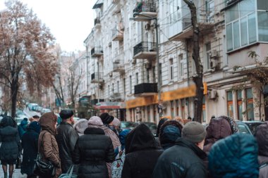 Birçok kimliği belirsiz kişi şehir ulaşım otobüs durağında bekliyor
