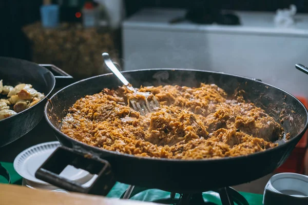 큰 프라이팬에 끓인된 양배추 — 스톡 사진