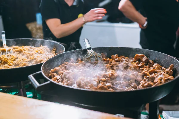 Na panela de ato de fritar muitas partes de carne saborosa e fresca e cebolas . — Fotografia de Stock