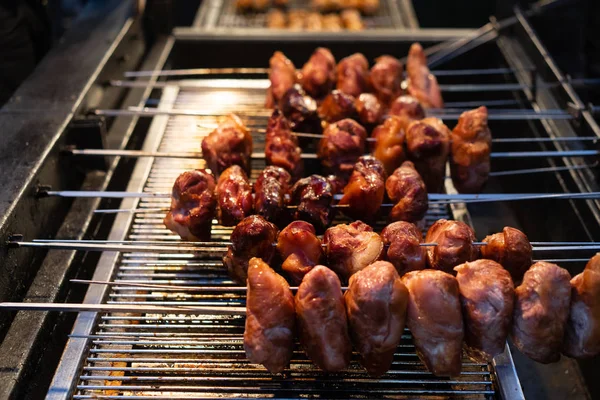 Shashlik marinados preparándose en una parrilla de barbacoa — Foto de Stock