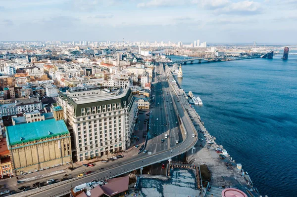 Foto letecké DRONY. Silnice s provozem. Nádherné panorama s helikoptéra — Stock fotografie