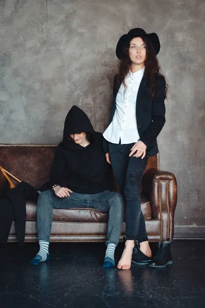 Dos chicas hipster posando para la cámara —  Fotos de Stock