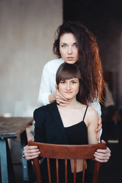 Due ragazze hipster in posa e guardare la fotocamera — Foto Stock
