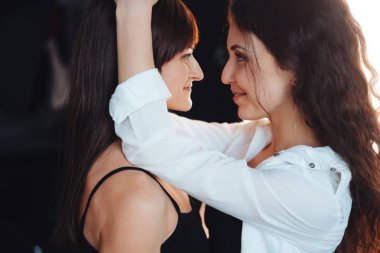 Birbirlerinin'de iki kız kucaklayan ihale