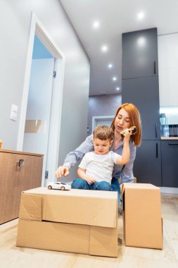 Anne, küçük oğlu oyun ile a oyuncak ev