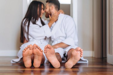 Yalınayak kadın ve evde katta oturan adam