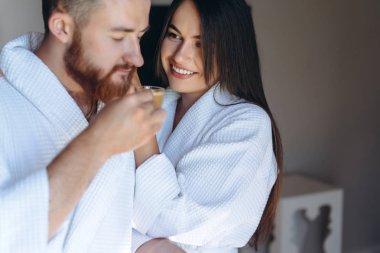 Mutlu çift zevk birbirlerinin şirket bir otel odasında.