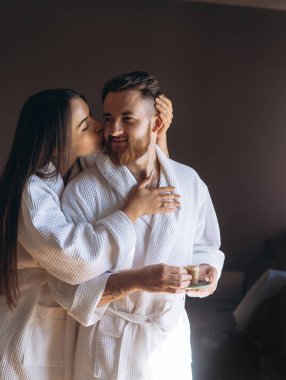 Mutlu çift zevk birbirlerinin şirket bir otel odasında.