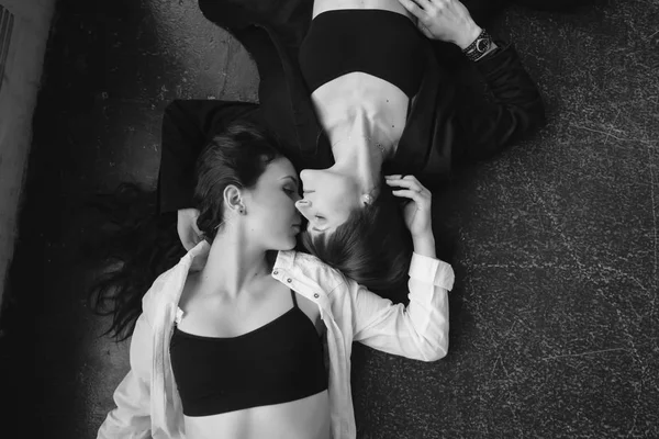 두 아름 다운 여자는 바닥에 누워 — 스톡 사진