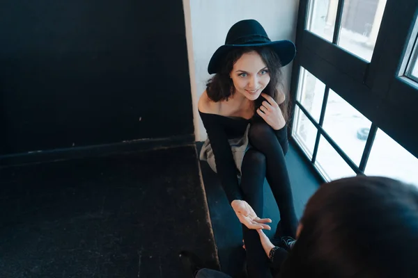 Duas meninas bonitas posando para a câmera — Fotografia de Stock