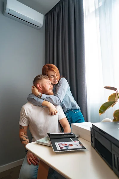 Frau stützt sich auf die Schulter ihrer Freunde im Zimmer — Stockfoto