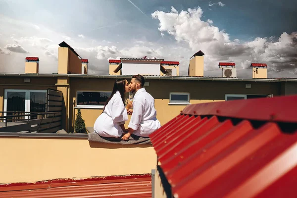 在屋顶上喝起泡酒的情侣们 — 图库照片