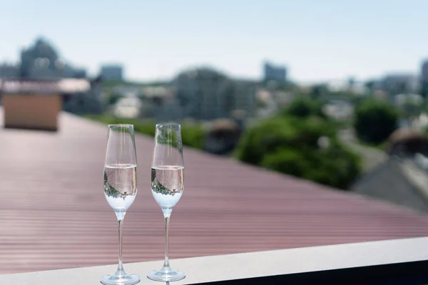Dos copas de champán en el techo —  Fotos de Stock