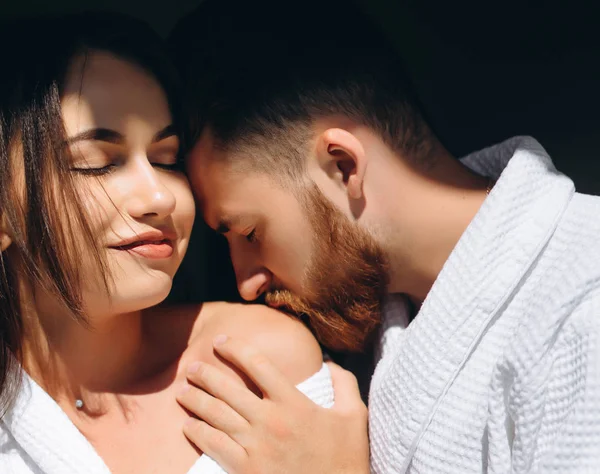 Junger Mann küsst schöne Frau sanft auf die Schulter — Stockfoto