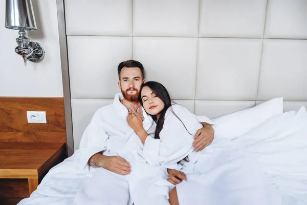 Photo montrant un couple heureux se reposant dans la chambre d'hôtel — Photo