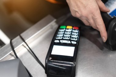Pos terminali dükkanda. Çalışmaya hazırım.