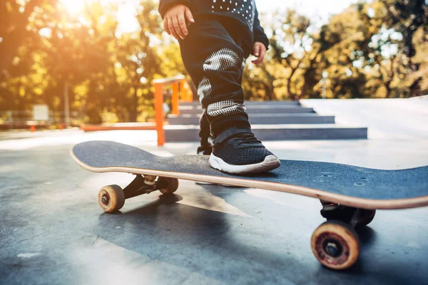 Garçon jambes sur le skateboard close up image — Photo