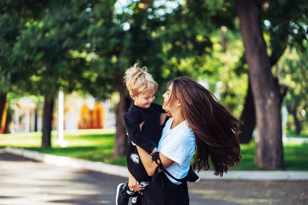 Belle jeune mère tient sous la main son petit fils — Photo