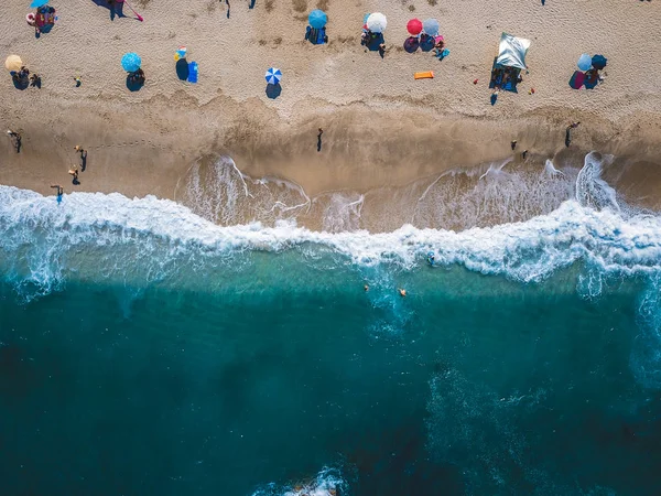 Пляж з шезлонгами на узбережжі океану — стокове фото