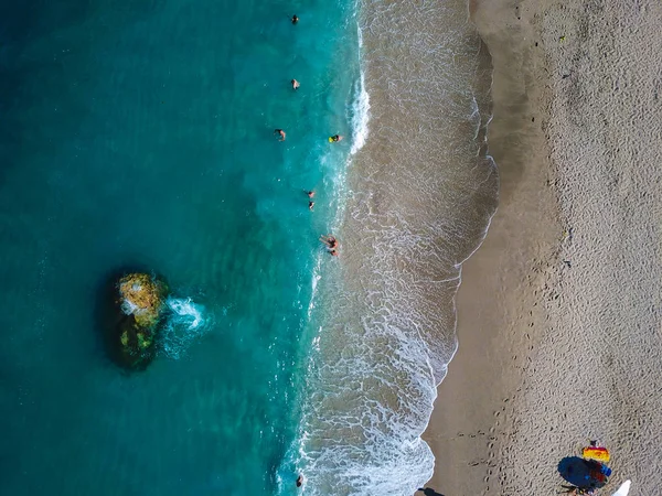 Vista aerea dal drone volante di persone rilassanti — Foto Stock