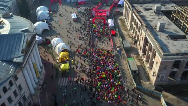 Nova Poshta Kijów półmaratonie. 7 kwietnia 2019. Kijów. Ukraina. Widok z lotu ptaka. — Wideo stockowe