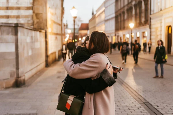 서로 포옹 하는 두 감정 여자 친구의 클로즈업 사진 — 스톡 사진
