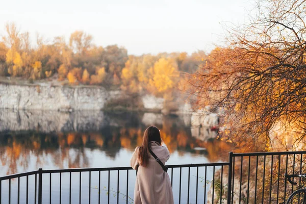 Otoño chica de pie hacia atrás y viendo la naturaleza . — Foto de Stock