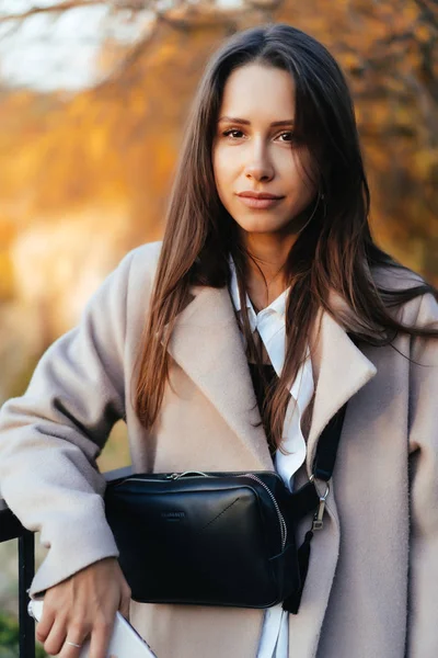 Belle femme élégante debout dans un parc en automne — Photo