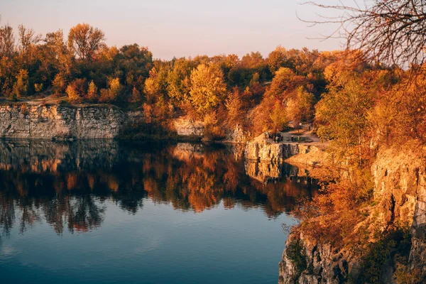 Twardowski Rocks Park, una antigua mina de piedra inundada, en Cracovia, Polonia. — Foto de Stock