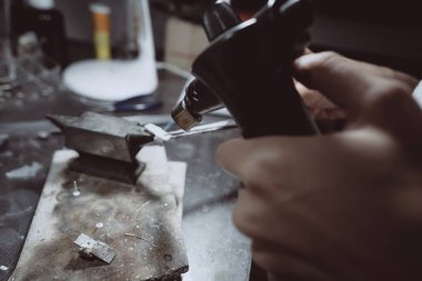 Atölye çalışmasında, bir kadın Kuyumcu Takı lehimleme meşgul