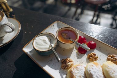 Süzme peynir ekşi krema ile bal tepsiye krep..