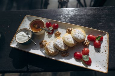 Süzme peynir ekşi krema ile bal tepsiye krep..