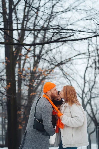 Papá mamá y el bebé en el parque en invierno — Foto de Stock