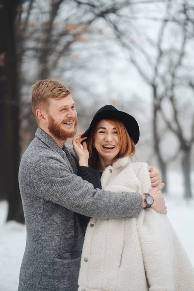 Killen och tjejen vilar i skogen vinter. — Stockfoto