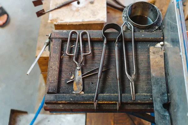 Várias ferramentas de sopro de vidro velhas, vista de perto — Fotografia de Stock