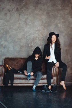 Kamera için poz iki hippi kız