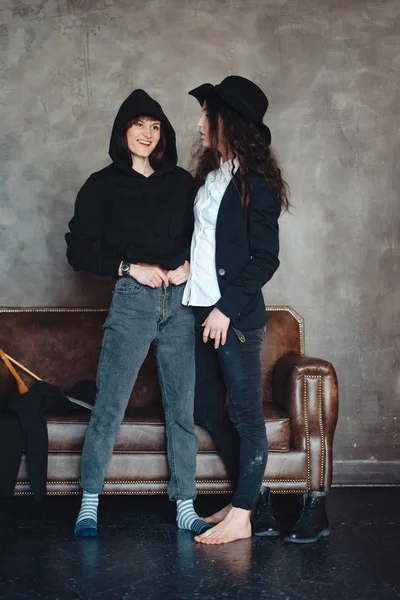 Duas meninas hipster posando para a câmera — Fotografia de Stock