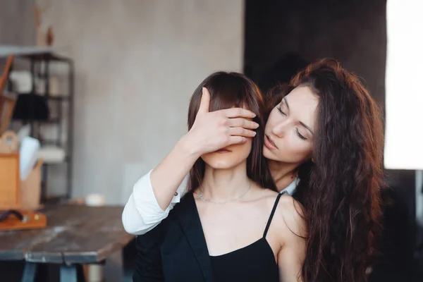 Mädchen hält Hand und schließt die Augen ihrer Freundin — Stockfoto