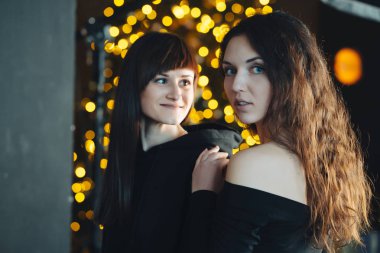 Birbirlerinin'de iki kız kucaklayan ihale