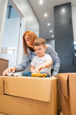 Anne, küçük oğlu oyun ile a oyuncak ev