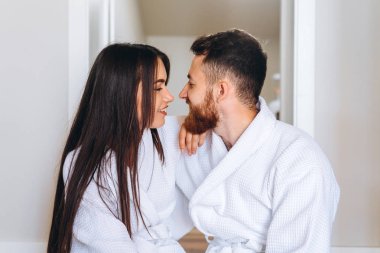 yakışıklı adam yaslanmış çekici kadın görüntüsünü kapatmak