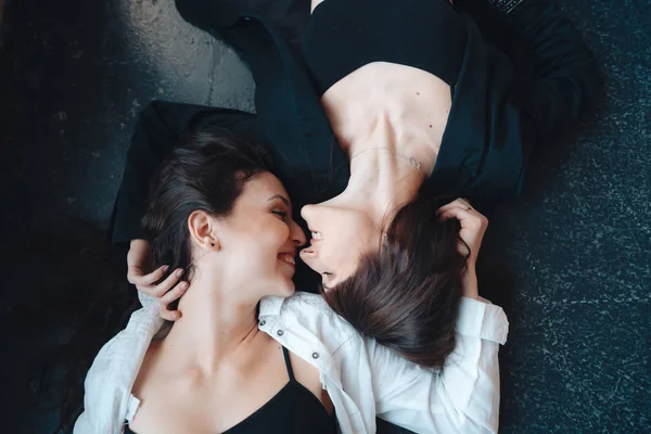 Две красивые девушки лежат на полу — стоковое фото
