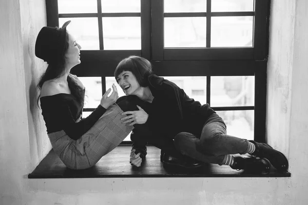 Duas meninas bonitas posando para a câmera — Fotografia de Stock